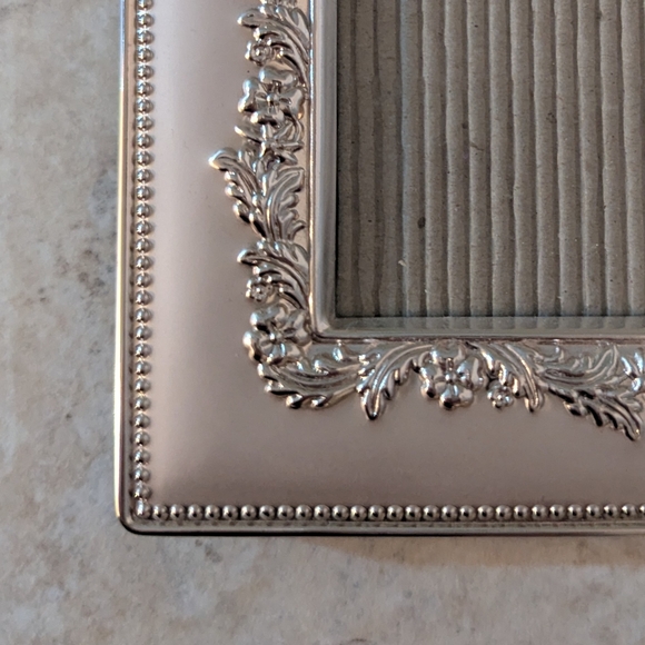 Lovely 🩶 Silver 🩶 Frame - Picture 4 of 4